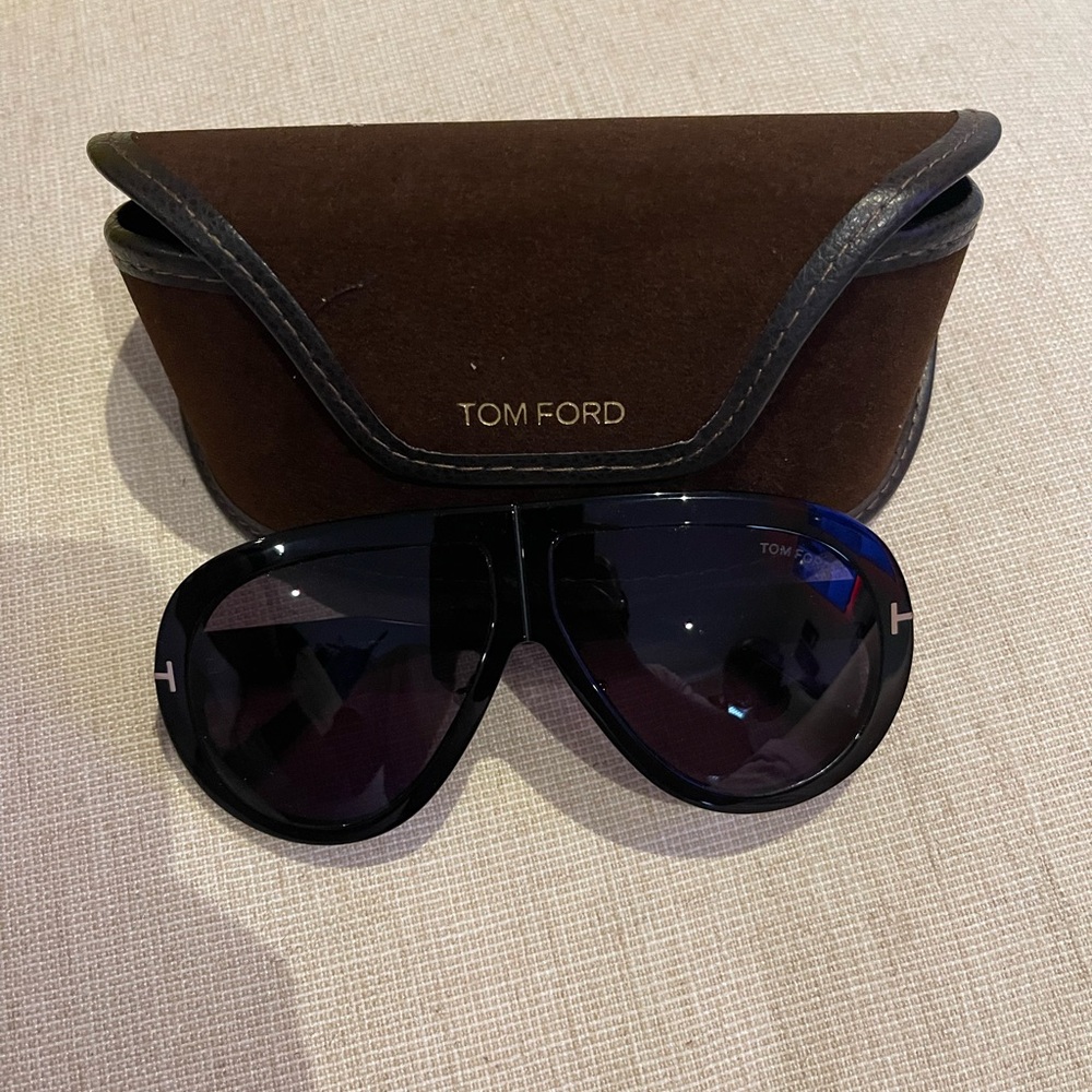 Tom Ford Black Aviator Sunglasses Sleek Design
